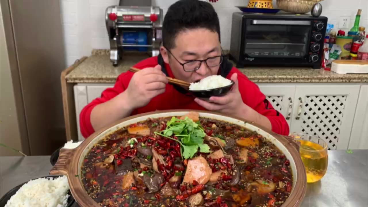 【深夜福利】1斤毛肚,2斤肥肠,3斤鱿鱼,做一盆“毛血旺”简单吃一口